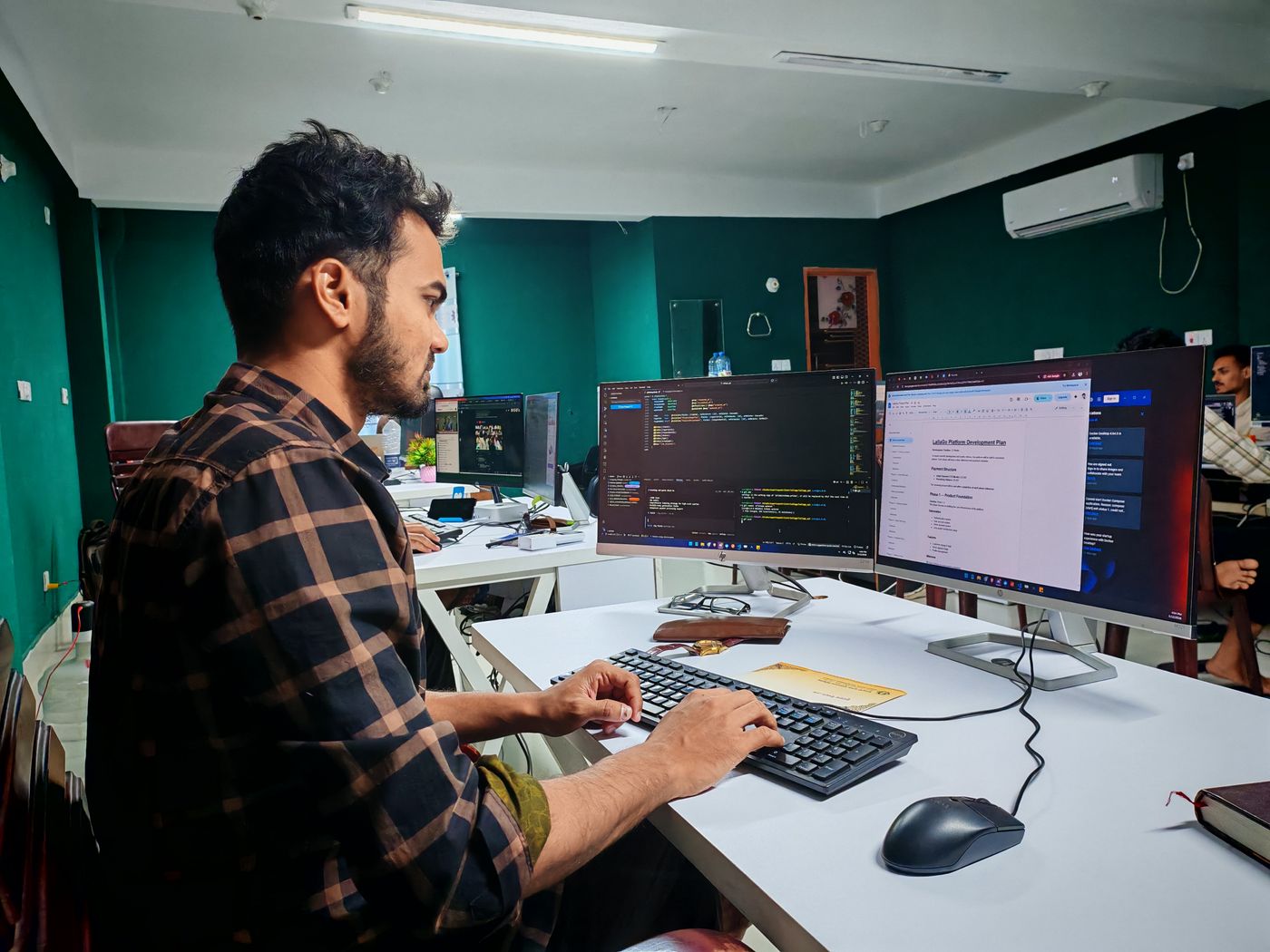 Desarrollador programando un sistema