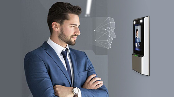Terminal Hikvision de reconocimiento facial identificando a una persona