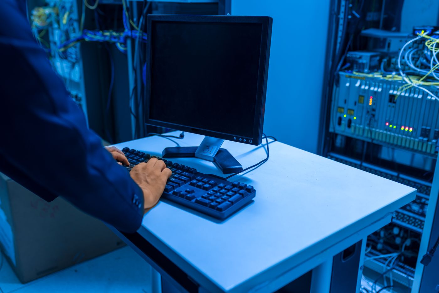 Técnico realizando un diagnóstico en un centro de datos