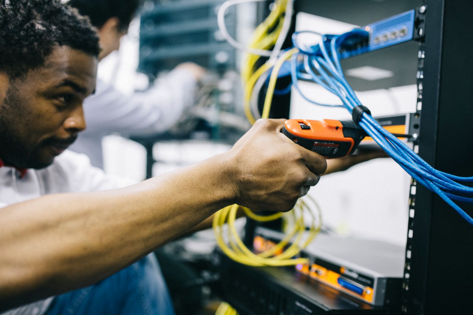 Técnico instalando cableado de red en un rack